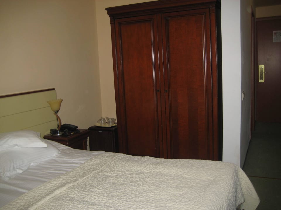 Zimmer bei der Ankunft!!. Hotel Opal