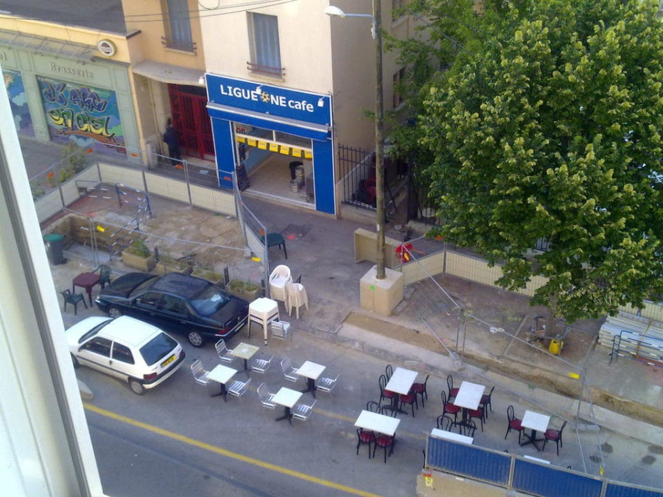 Café vor dem Hotel Inter-hotel Parc des Expositions