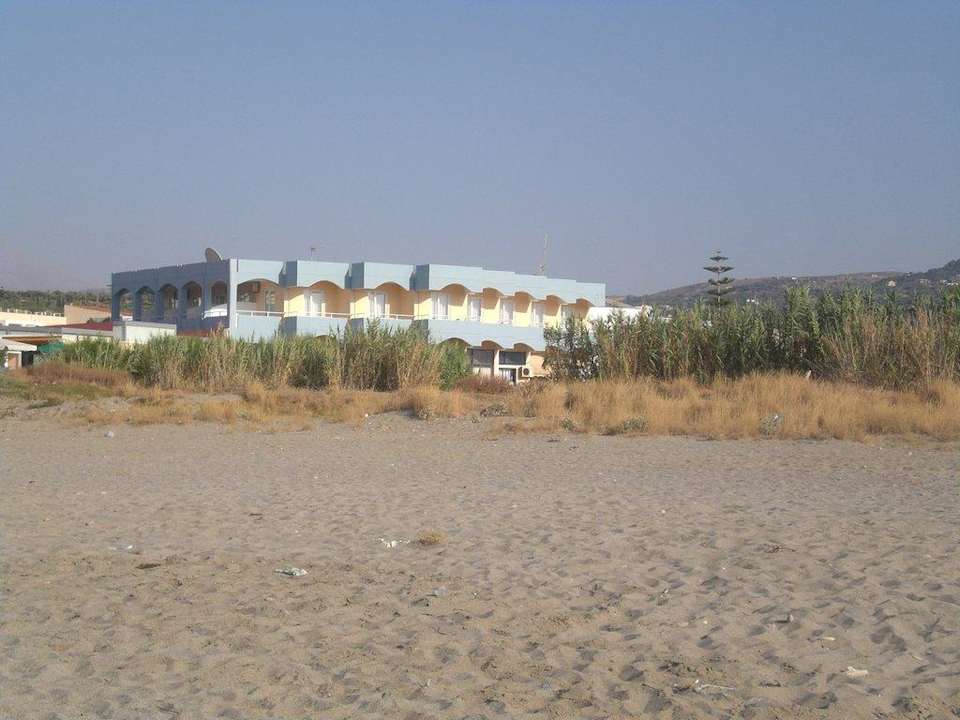 Ein Gebäude des Hotels vom Strand aus Hotel Kathrin Beach