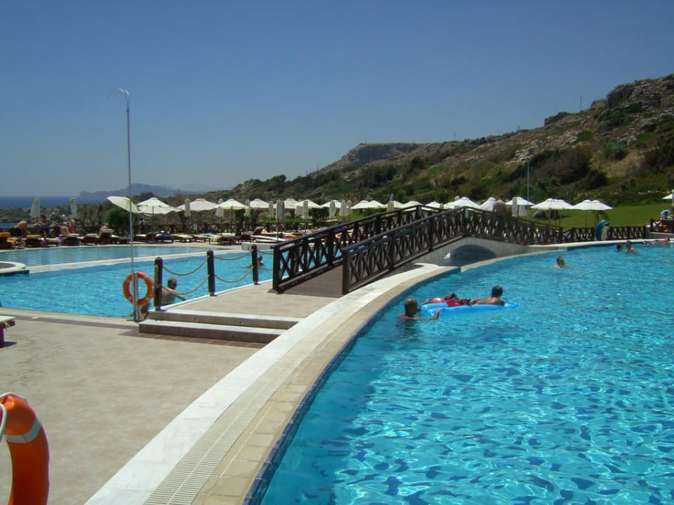 Poolanlage kurz vor dem Strand Hotel Kalithea Horizon Royal