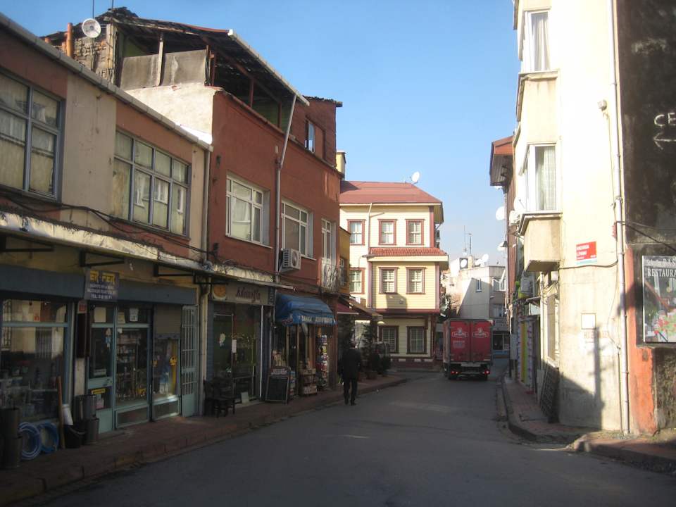 Straße vor dem Hotel Hotel Basileus