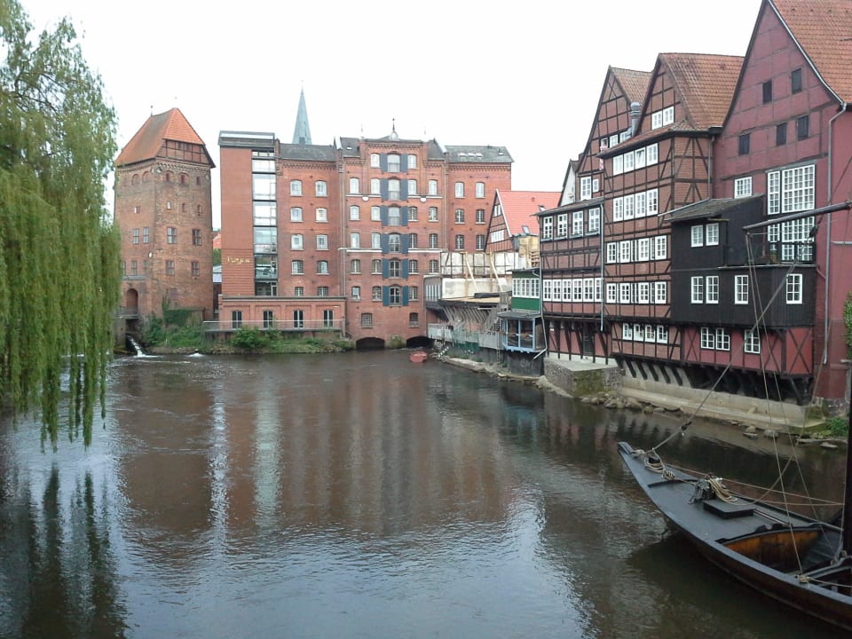 Hotelanlage mit Illmenau  Bergström Hotel Lüneburg