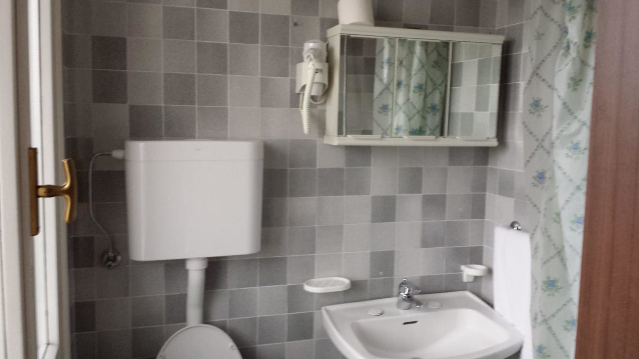 Waschbecken, Spiegel Hotel Oasi Verde