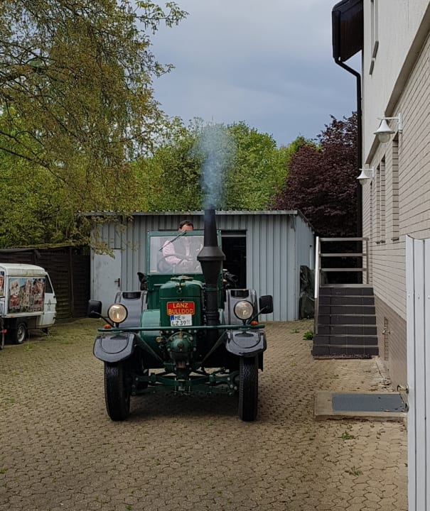 Traktor Lanz auf dem Weg in die Garage beim Hotel Lohmann's Kapeller Hof