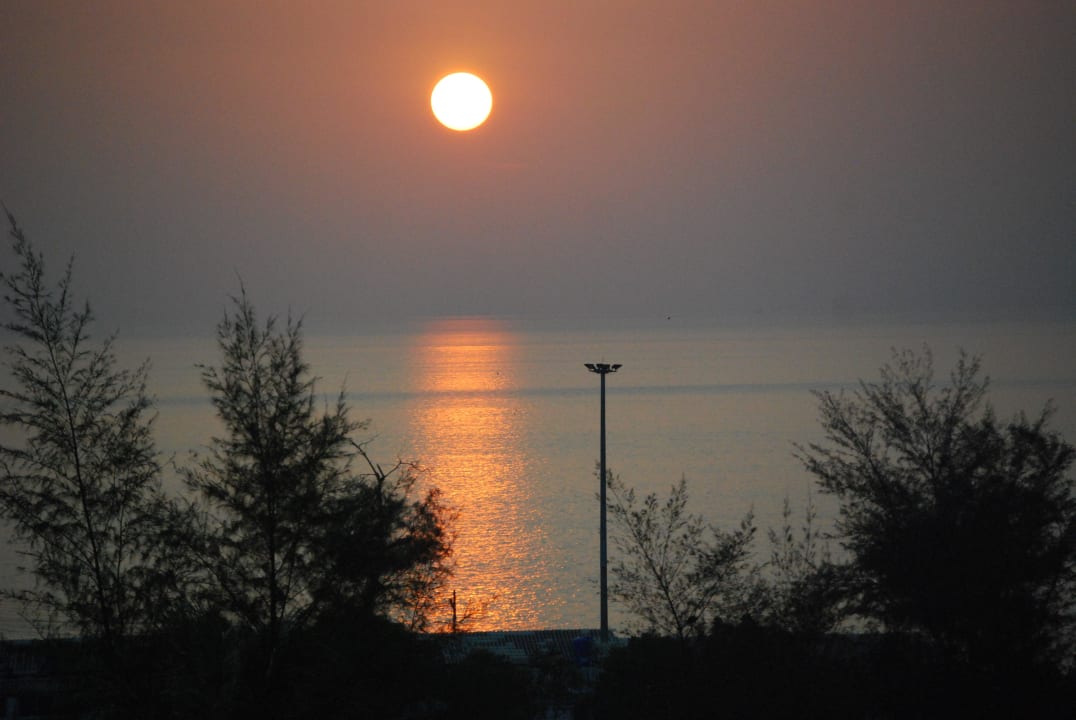 Unser Meerblick vom Balkon, ca. 1km Best Western Phuket Ocean Resort