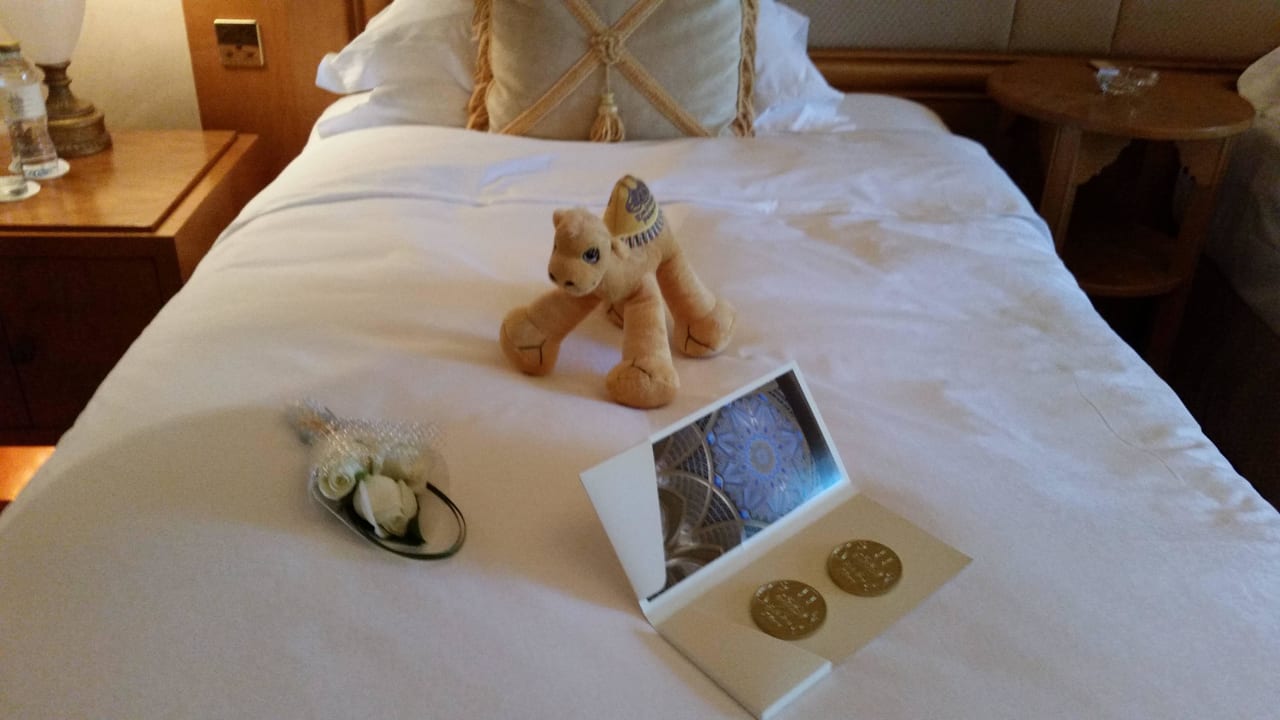 Willkommensgeschenk und zwei Schlüssel  Emirates Palace Mandarin Oriental