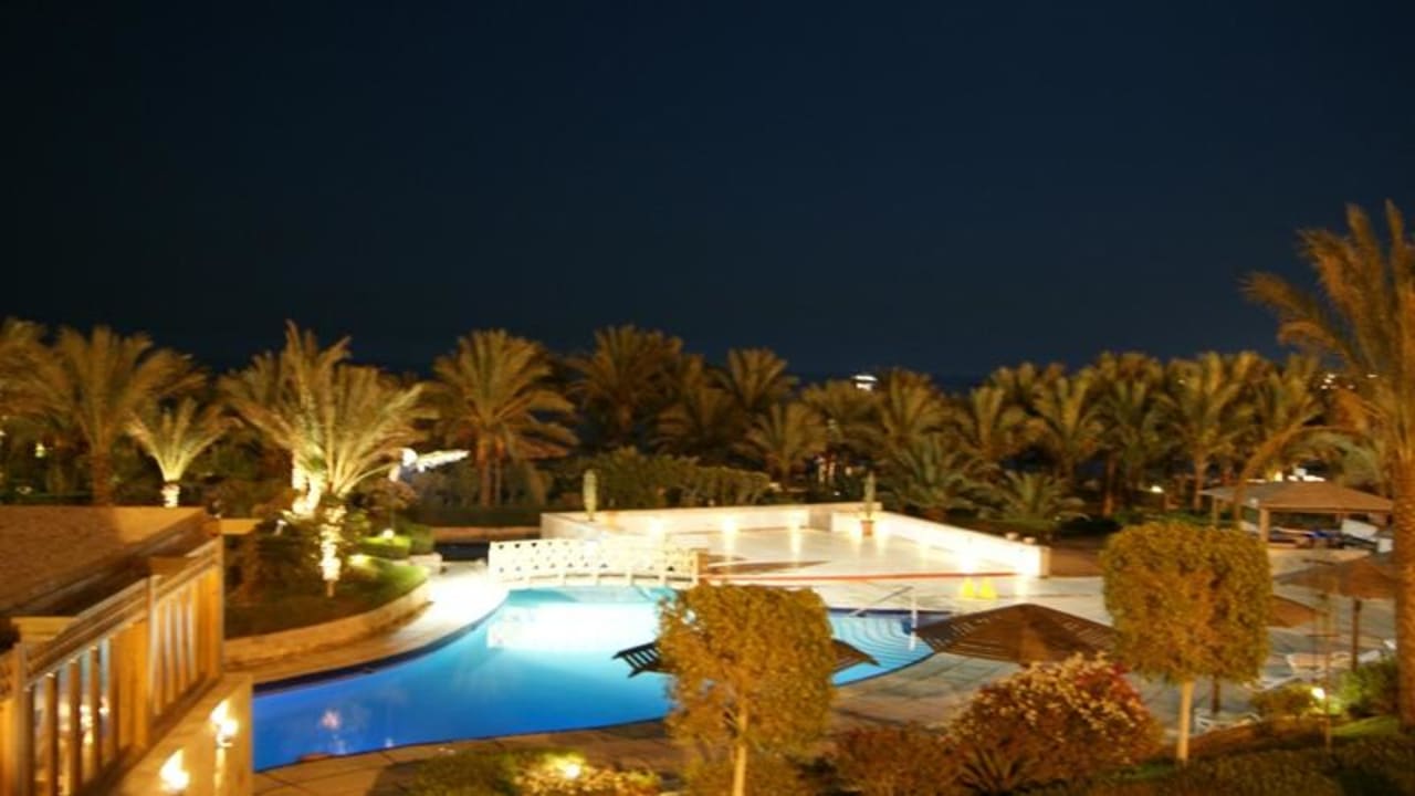 Poolanlage bei Nacht Fort Arabesque Resort, Spa & Villas