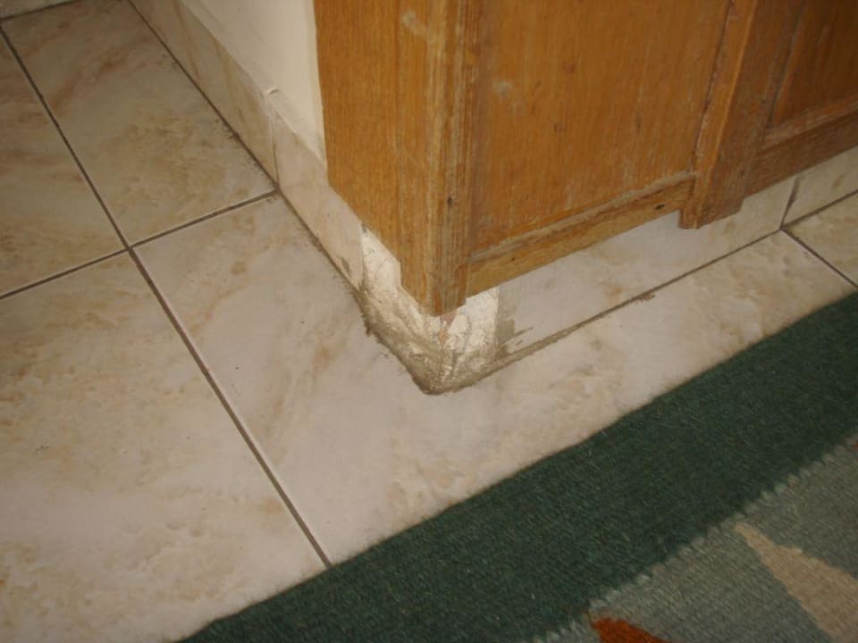 Kaputte Schrankecken im Zimmer 656 und 657 Ghazala Beach