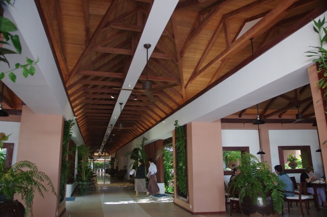 Lobby Bayview - the beach resort