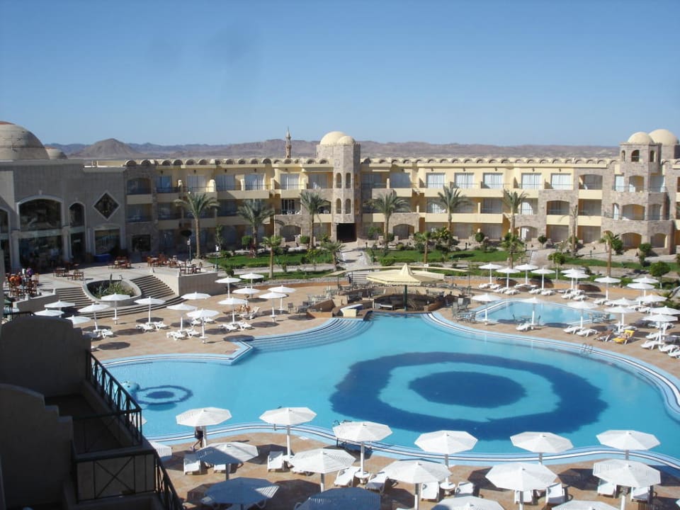 Haupthaus und großer Pool Utopia Beach Club