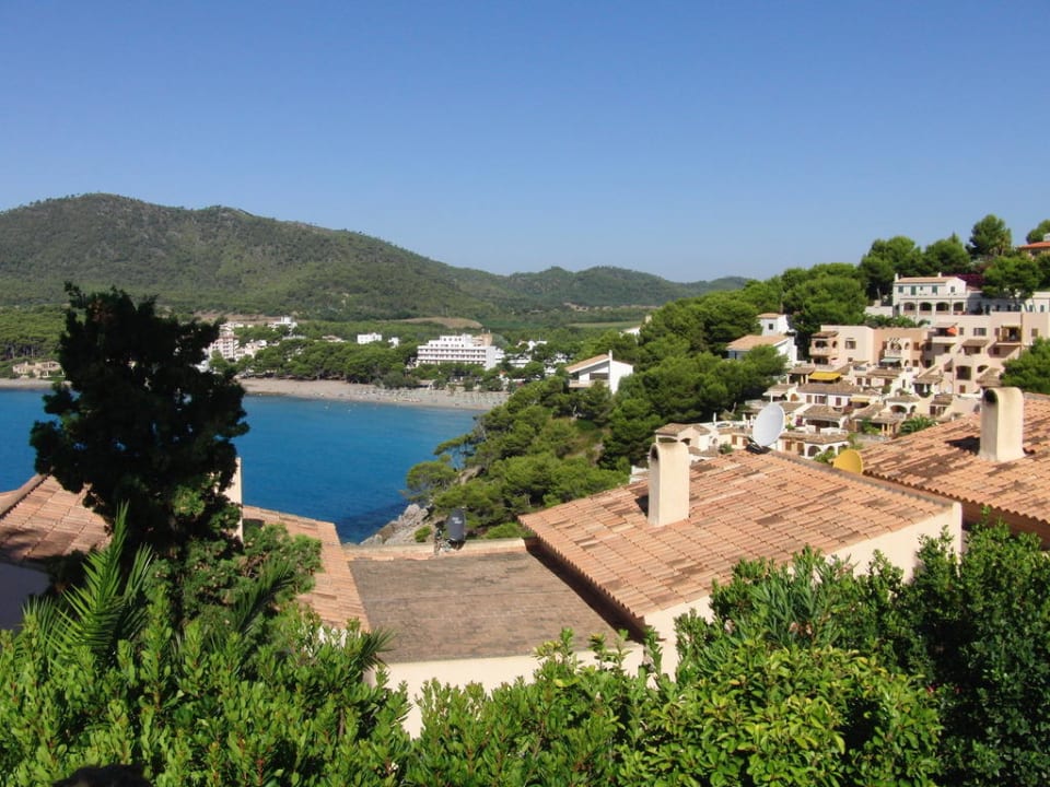 Blick zum Strand und Hotel II Universal Hotel Castell Royal