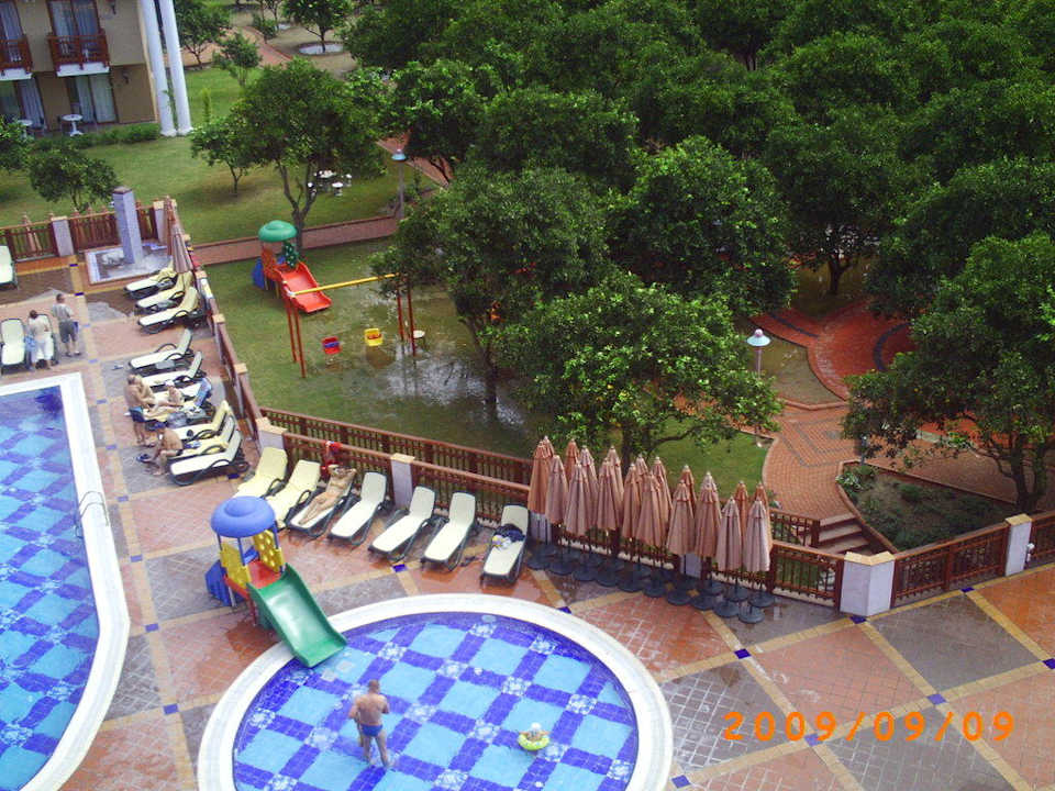 Kinderpool mit dahinterliegen Spielplatz NoxInn Club