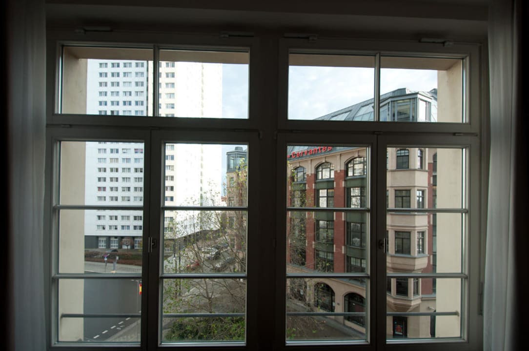Blick durchs Fenster Classik Hotel Alexander Plaza