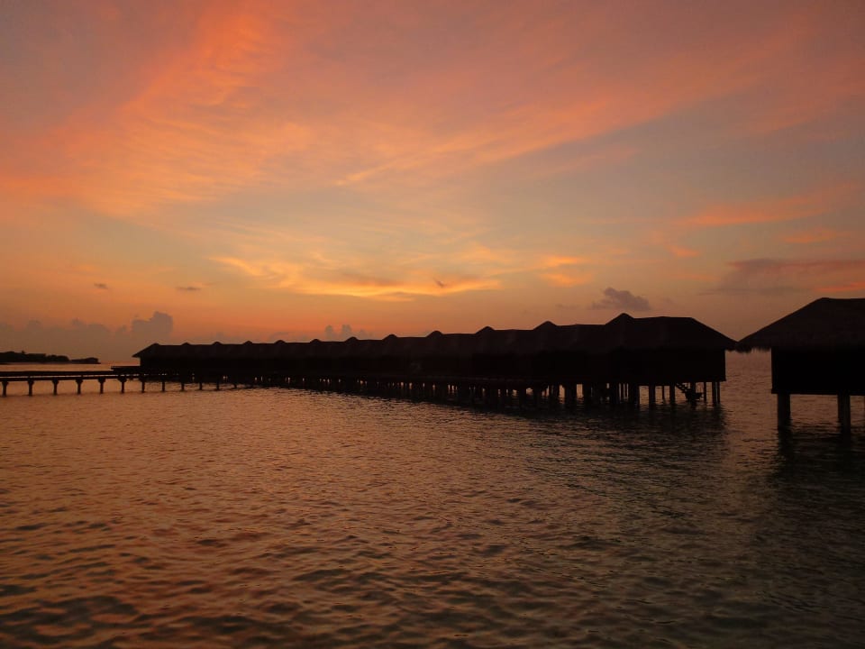 Sonnenuntergang Blick auf die Wasserbungalows Sheraton Maldives Full Moon Resort & Spa