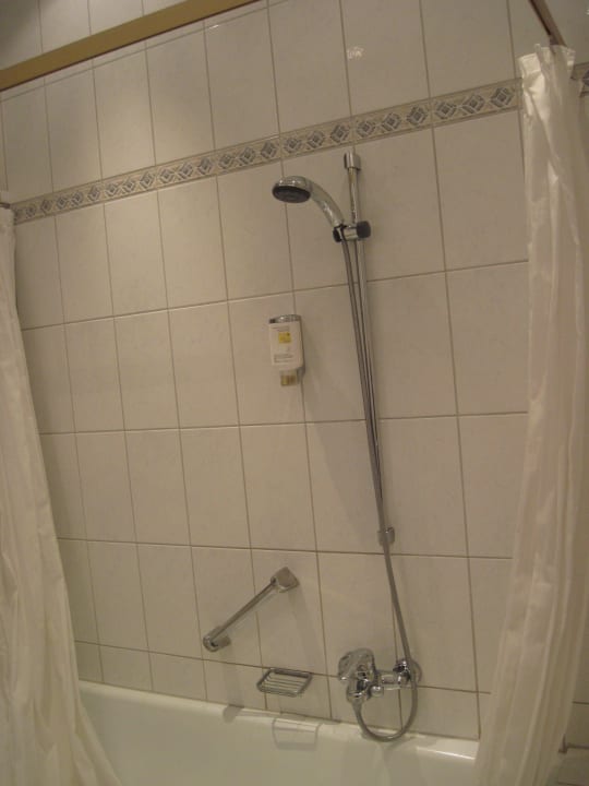 Badewanne, leider mit Duschvorhang Schlosshotel Karlsruhe