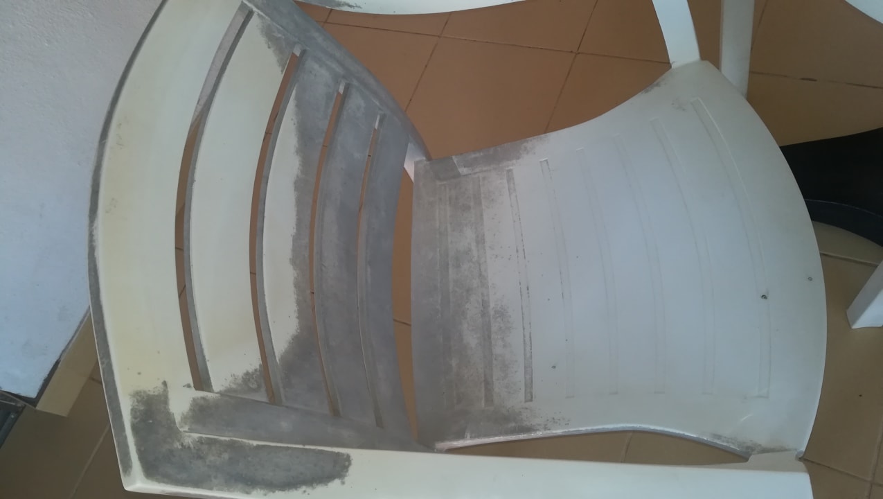 Stuhl auf der Terrasse. Keine Möglichkeit darauf zu sitzen,  SBH Costa Calma Beach Resort