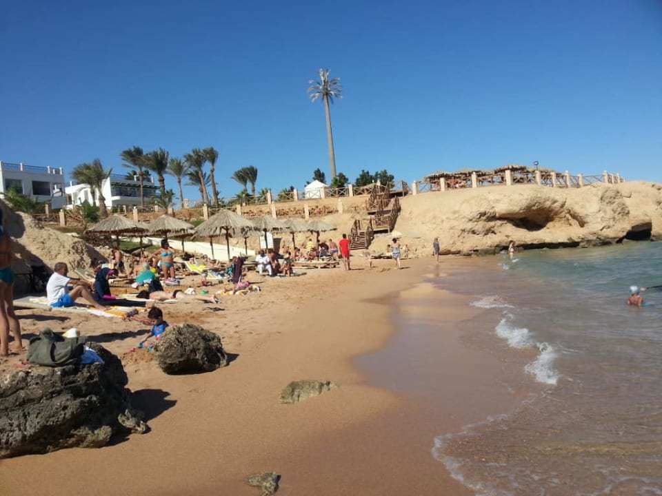 Jedna z plaż Safir Sharm Waterfalls Resort