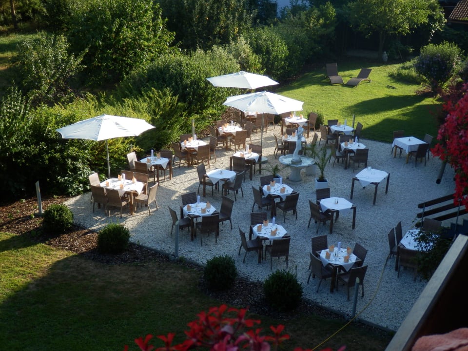Bei schönem Wetter wird auf der Terrasse gegessen Hotel Kärnten