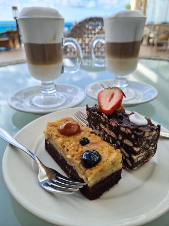 Gastro Azura Deluxe Resort & Spa Hotel