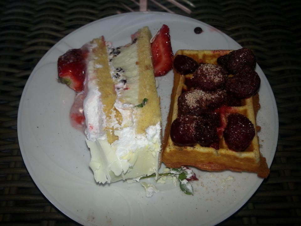 Leckerer Kuchen und Waffeln Limak Lara Deluxe Hotel & Resort