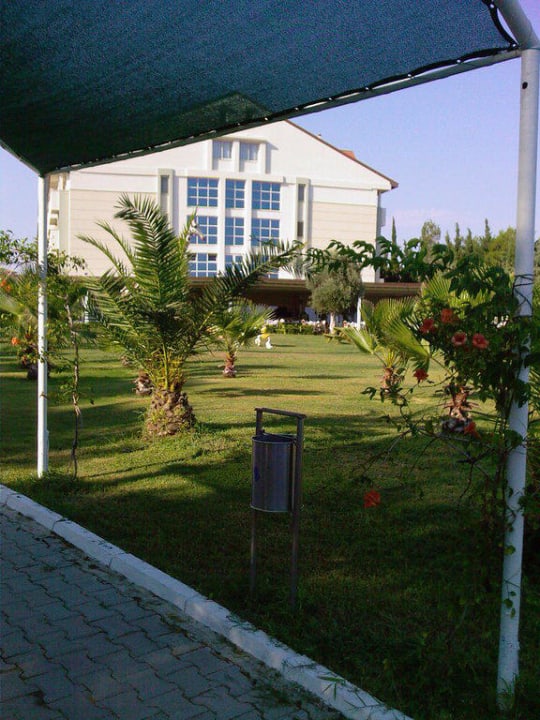 Garten mit Blick zum Restaurant Hotel Süral Resort