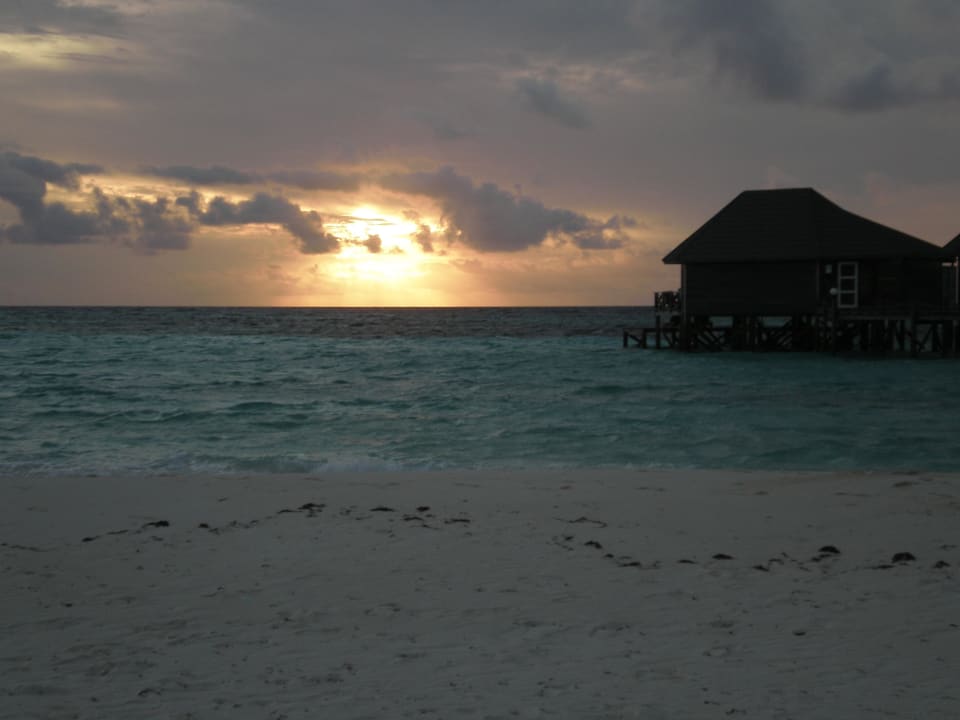 Sonnenuntergang am Strand Kuredu Island Resort & Spa