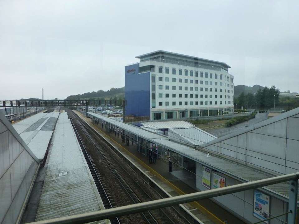Blick vom Bahnhof Luton Airport Parkway Hampton by Hilton London Luton Airport