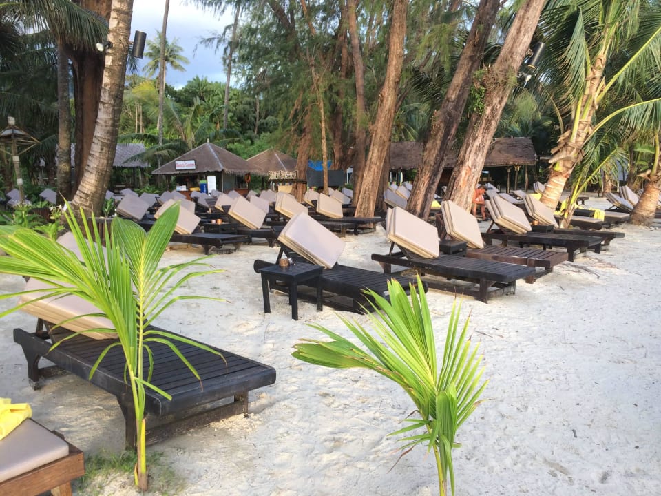 Sonnenliegen am Strand Centara Koh Chang Tropicana Resort
