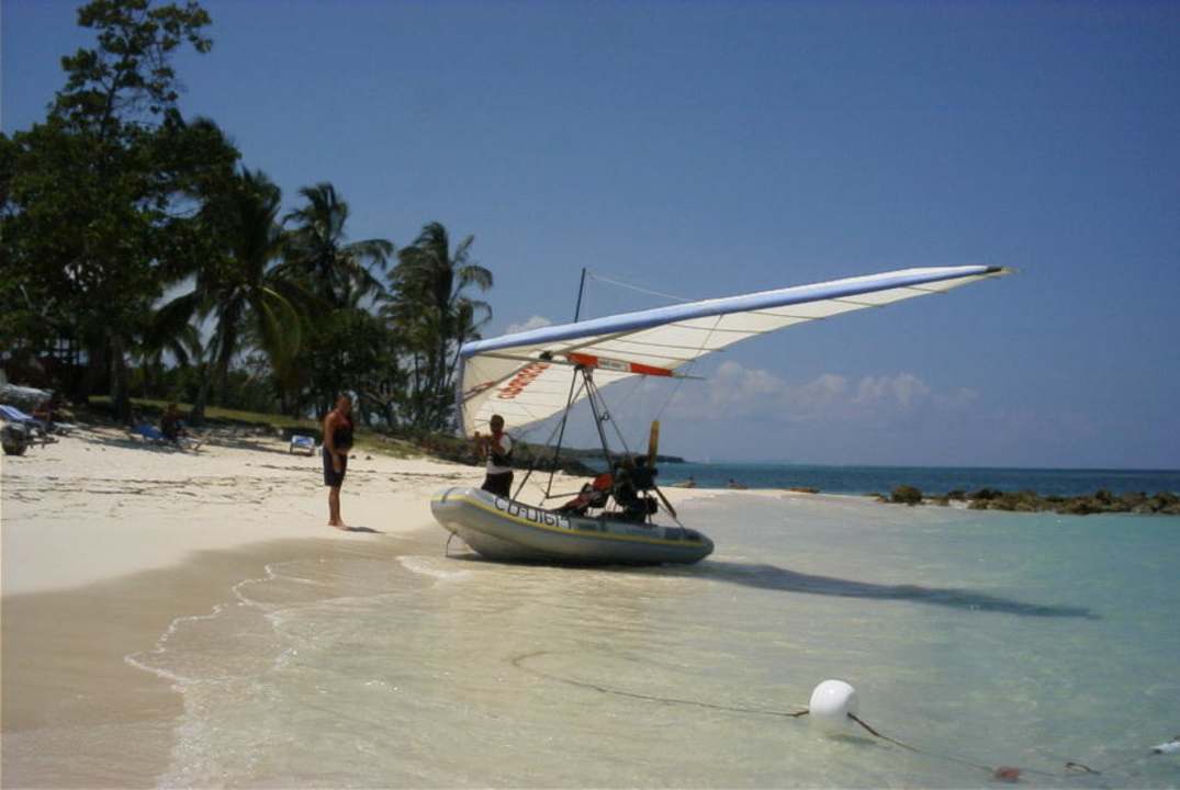 Motorsegeln am Strand des Las Brisas Brisas Guardalavaca Hotel & Villas