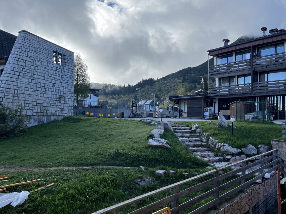 Gartenanlage Hotel Alpine Mugon