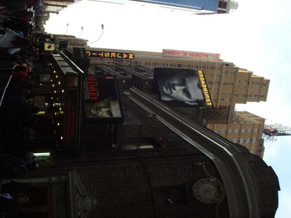 Hotel im Hintergrund (helles Gebäude) The Row Hotel NYC