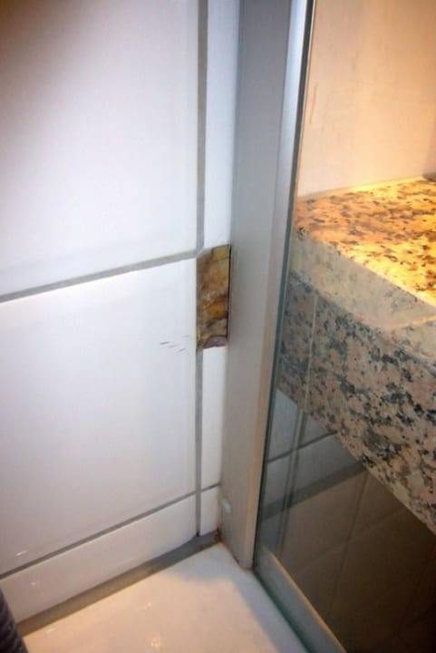 Defekte Fliese im Bad AKZENT Hotel Aufkirchen