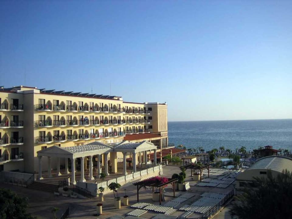 Hotel von aussen Constantinos The Great Beach Hotel