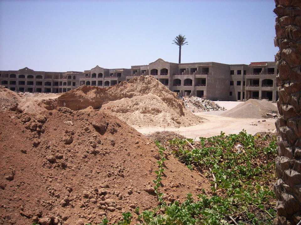 Baustelle nach Haupttor! Regency Plaza Aqua Park & Spa