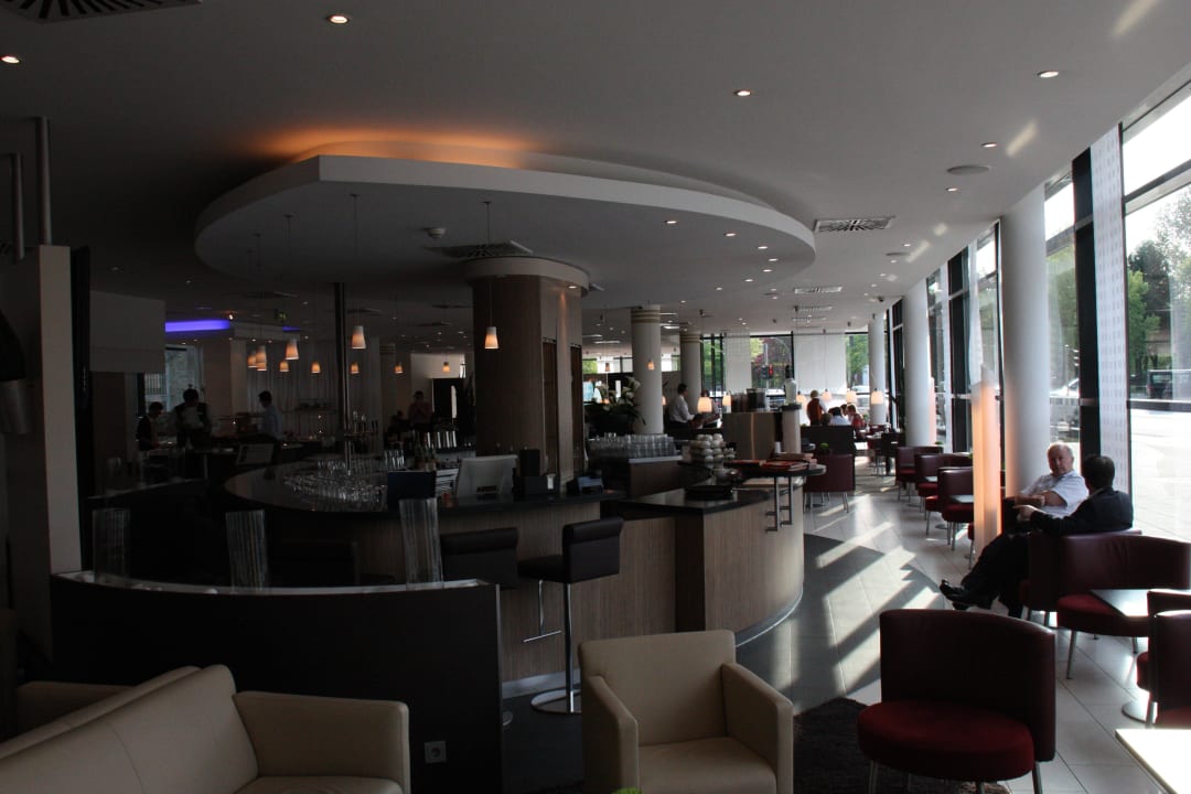 Bar mit angrenzendem Restaurant Novotel Hamburg City Alster