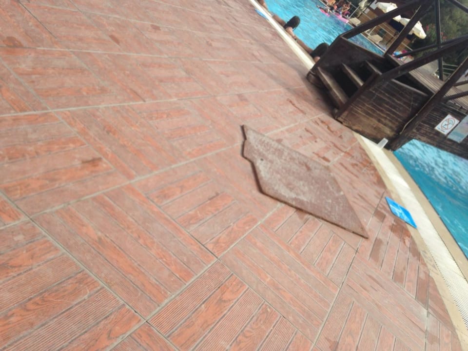 Gefährliche Stahlplatte am Pool! Club Resort Atlantis