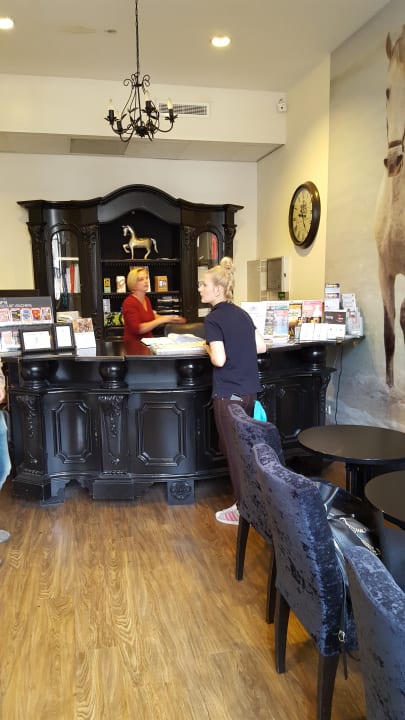 Rezeption mit Sitzgelegenheit und Kaffee-/Teeautomat (kosten Hotel Iron Horse