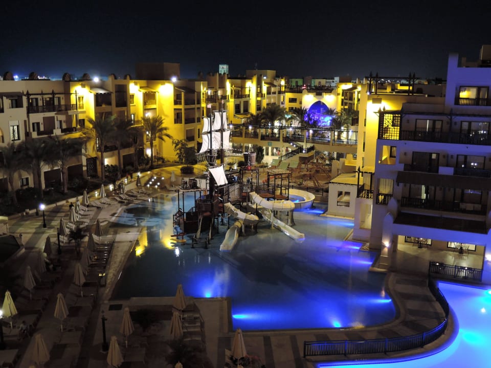 Вид в ночное время Steigenberger Aqua Magic