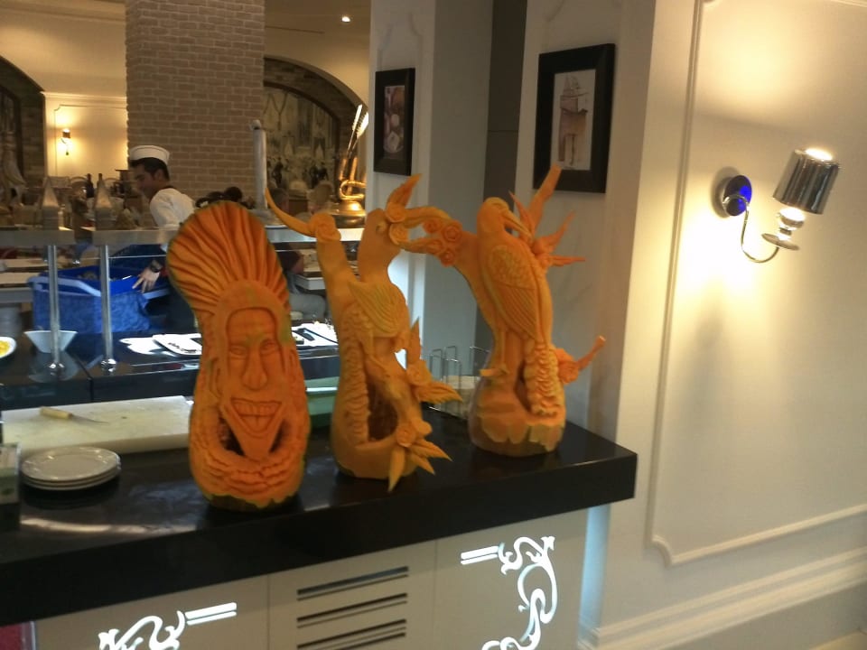 Kunstvolle Schnitzerei Hotel Delphin Imperial