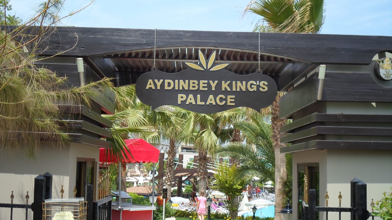 Hotel-Eingang vom Strand Aydinbey Kings Palace & Spa