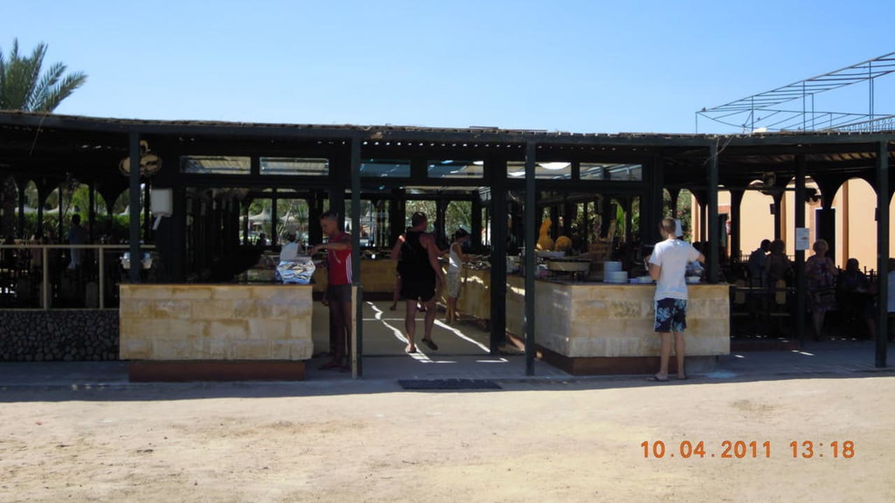 Essbereich und Buffet am Strand Giftun Azur Resort