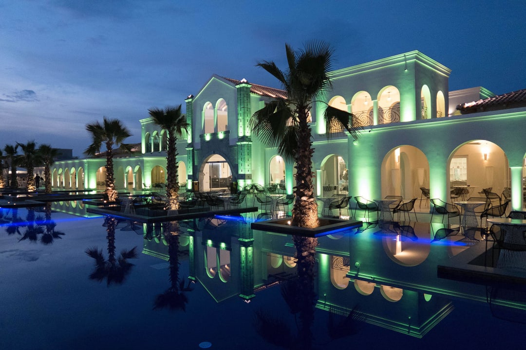 Schön beleuchtetes Hauptgebäude Anemos Luxury Grand Resort
