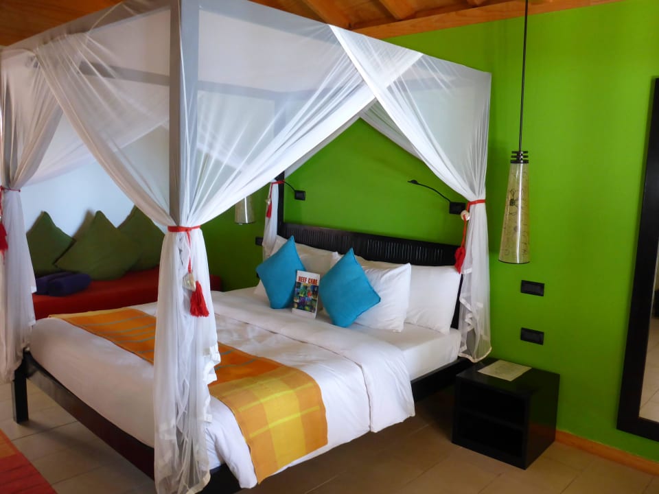 Bequemes Bett mit Moskitoschutz Vilamendhoo Island Resort & Spa