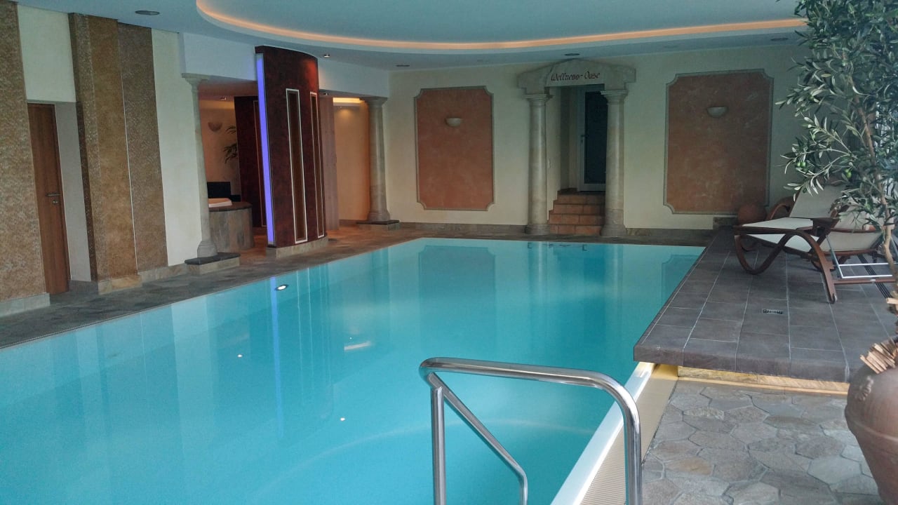 Schwimmbad mit Tür zum Saunabereich Hotel Noltmann-Peters