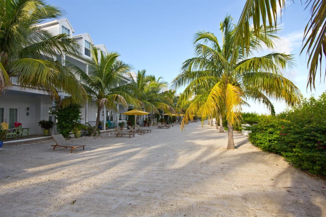 Gartenanlage mit künstlichem Strand Parrot Key Hotel & Resort