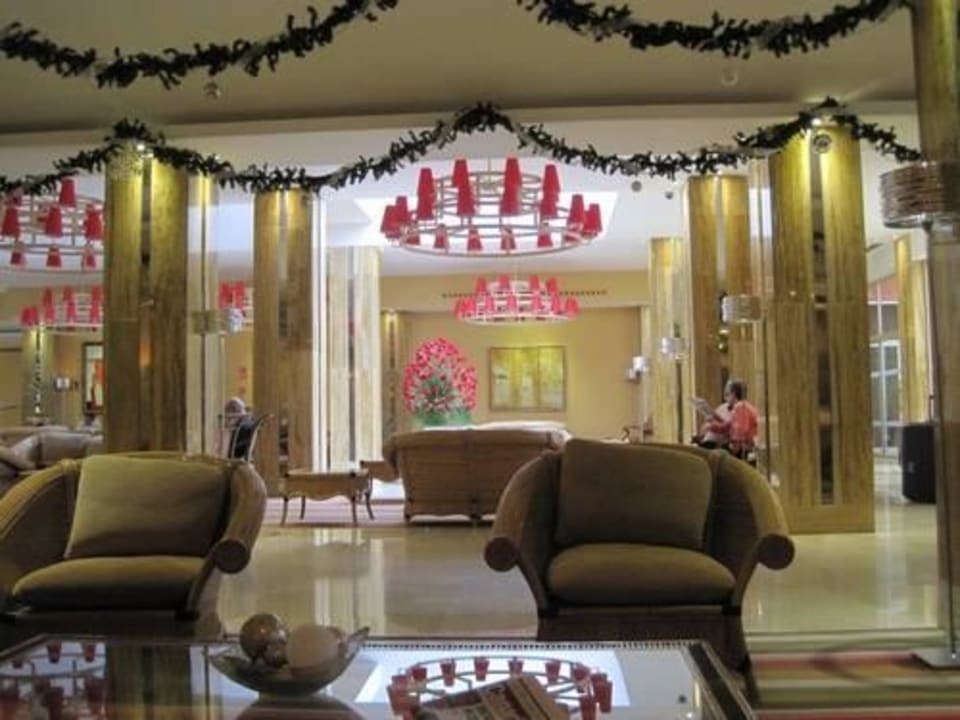 Sitzecken in der Lobby Bull Reina Isabel & Spa