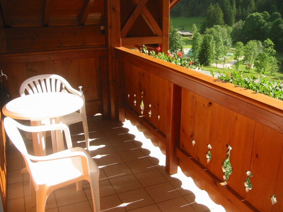 Blick vom Zimmer auf den Balkon Lürzerhof - luxury.nature.spa