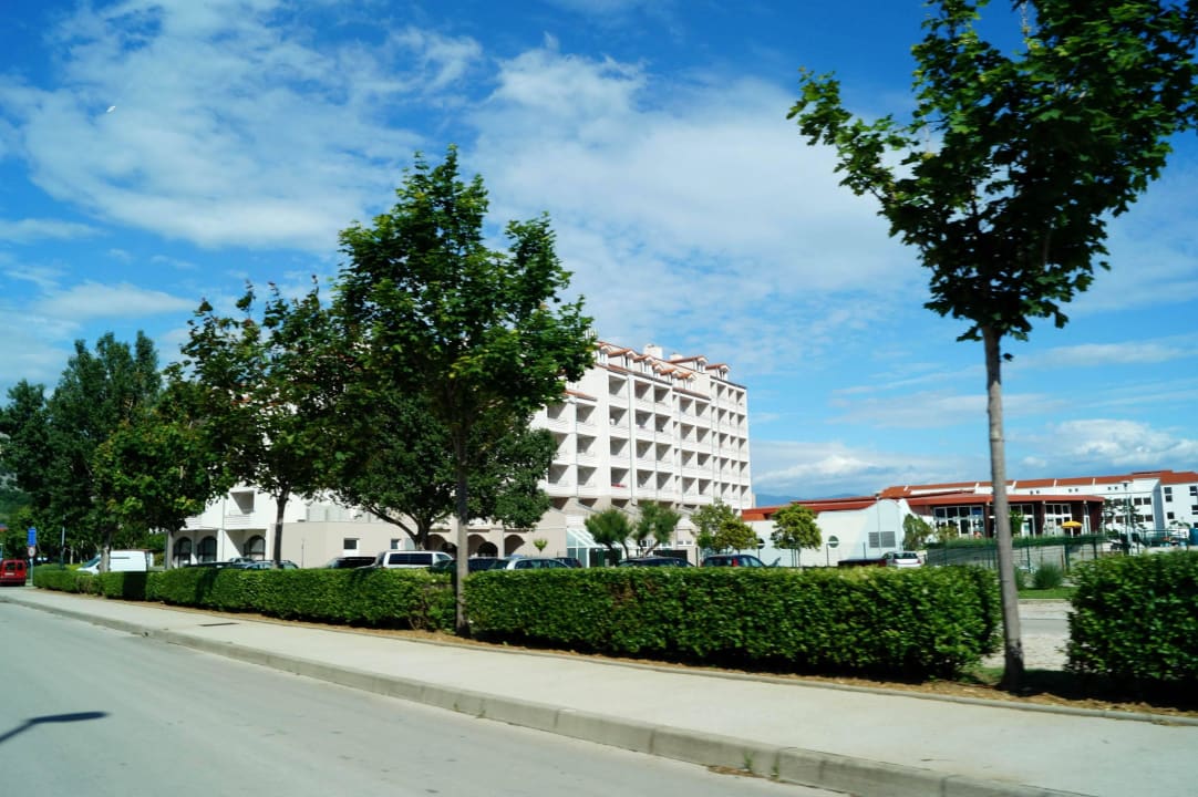 Hotel von aussen gesehen (Strassenseite) Hotel Baska