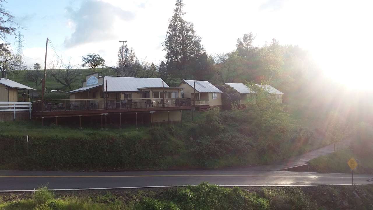 Außenansicht Priest Station Cafe & Cabins