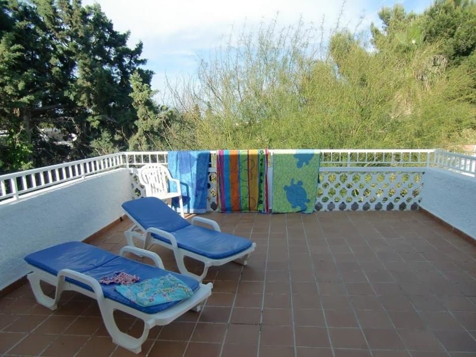 Große Terrasse mit Liegestühlen Flipflop Cala Romantica